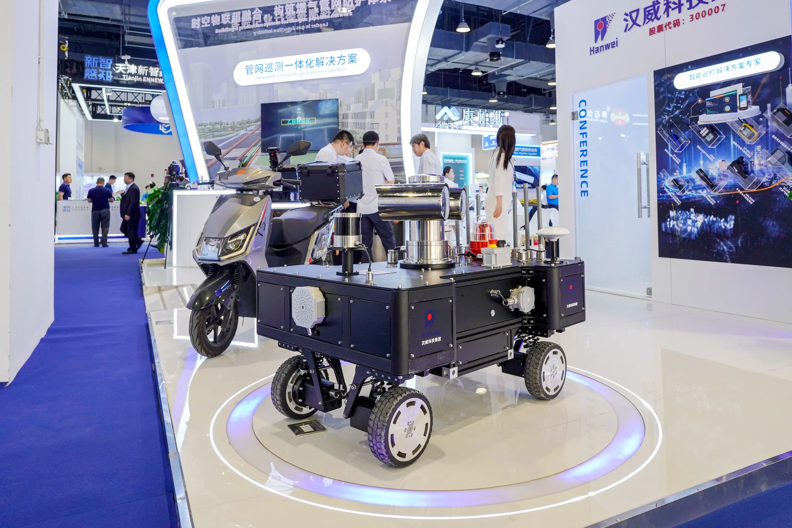 Mobile gas inspection robot displayed at the Hanwei WGC 2025 booth
